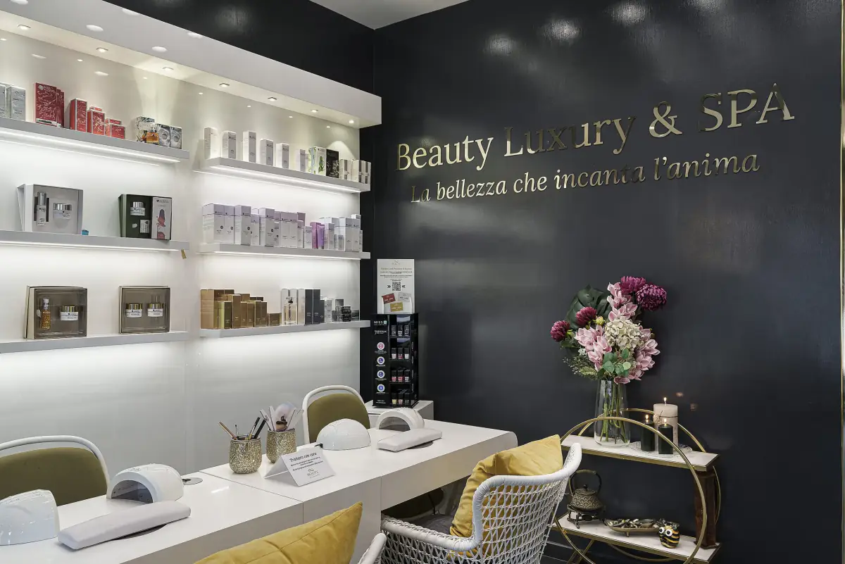 L'ingresso del centro con la parete brand Beauty Luxury & SPA