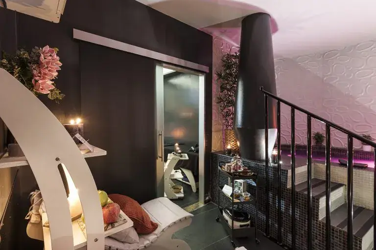 L'area relax accanto alla vasca idromassaggio