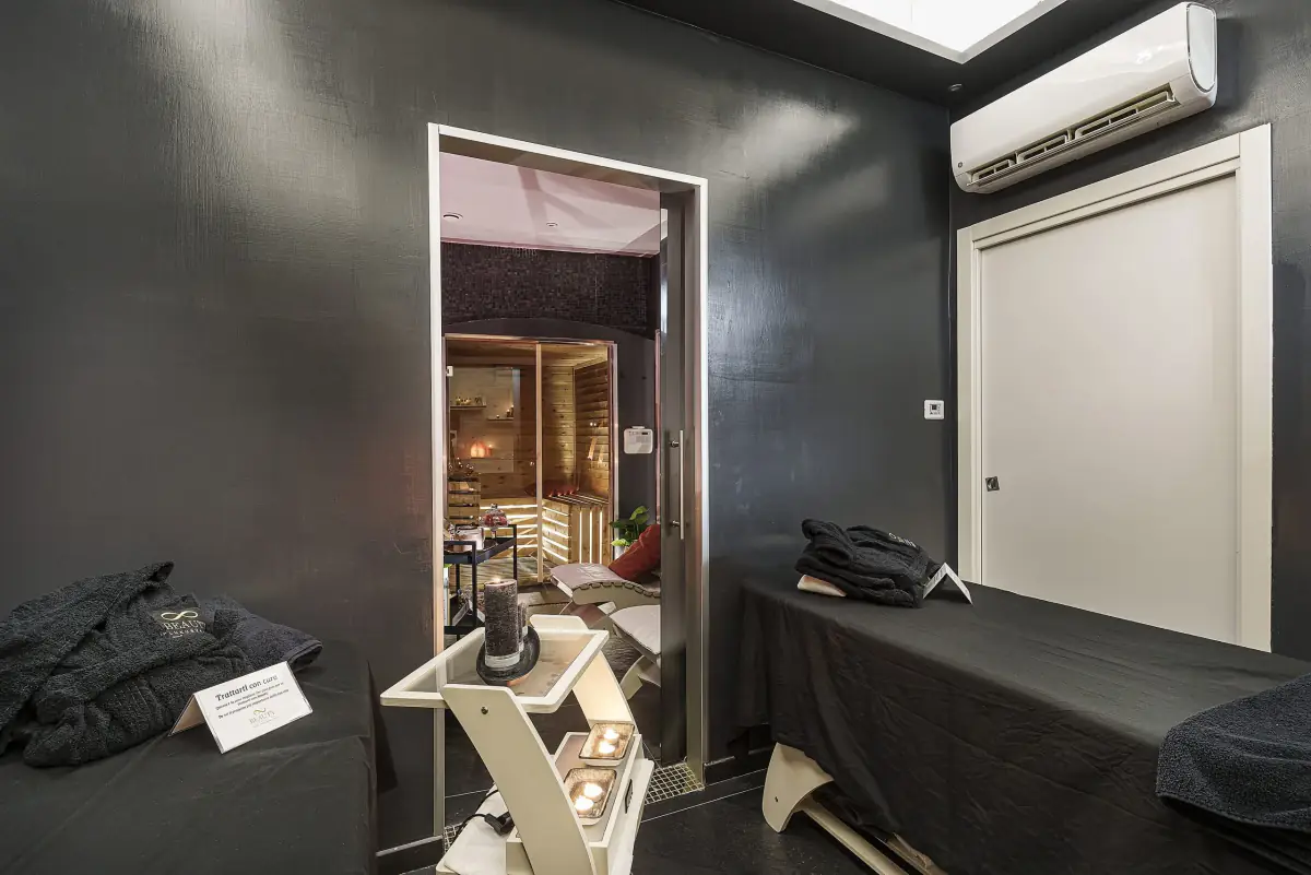 La sala di coppia con due lettini e accesso alla sauna